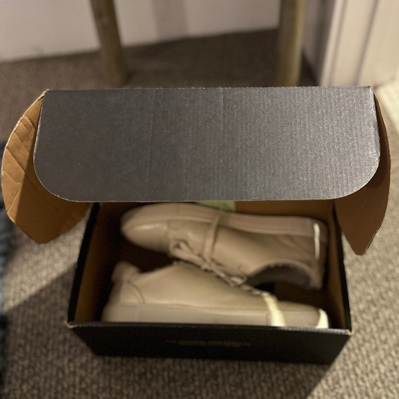 Like New w/ Box Frye Ivy Shearling Low Lace Sneaker Size 9.5M / 11W - Picture 2 of 5